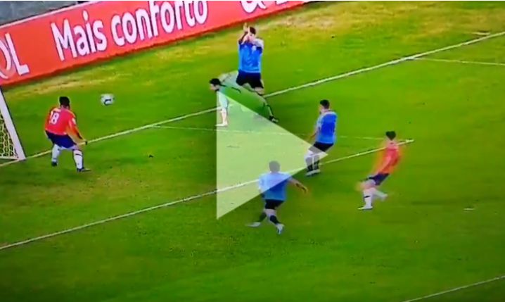 Bramkarz Chile broni, a Suarez... sygnalizuje rękę! :D [VIDEO]